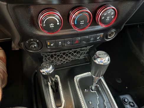 Used 2017 Jeep Wrangler Unlimited Sahara image 22