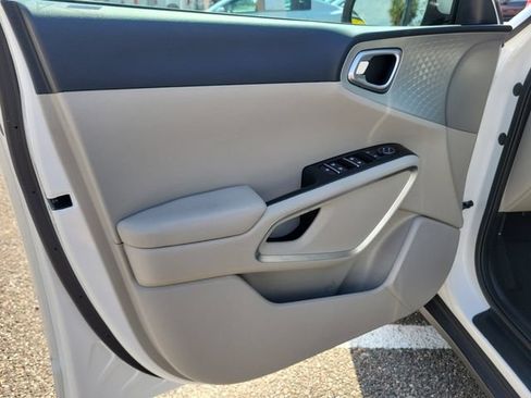 Used 2025 Kia Soul LX w/ LX Technology Package FWD image 18