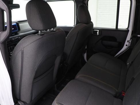 Used 2024 Jeep Wrangler Unlimited image 12