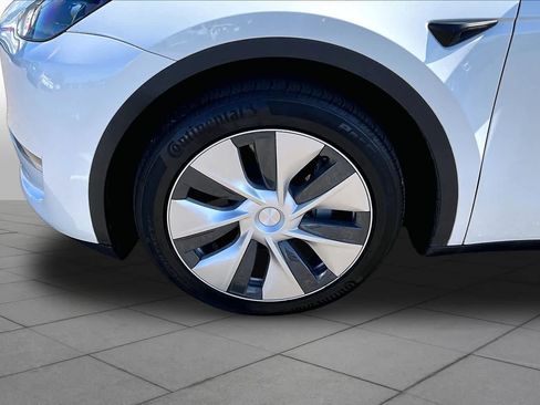 Used 2023 Tesla Model Y AWD image 10