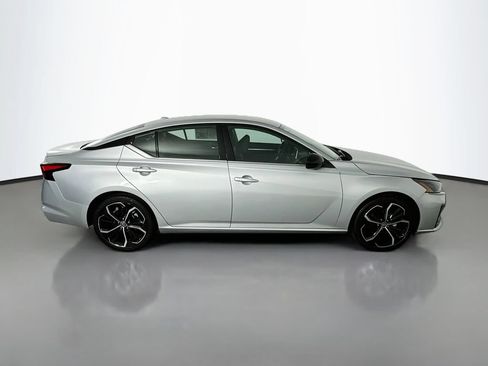 Used 2025 Nissan Altima 2.5 SR FWD image 8