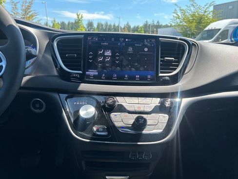 Used 2025 Chrysler Pacifica Select FWD image 25