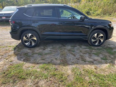 New 2025 Volkswagen Taos SE image 5