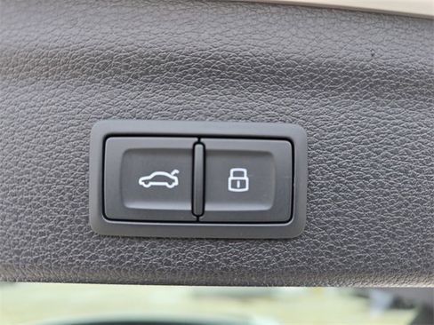 Used 2025 Audi Q3 2.0T Premium w/ Convenience Package image 16