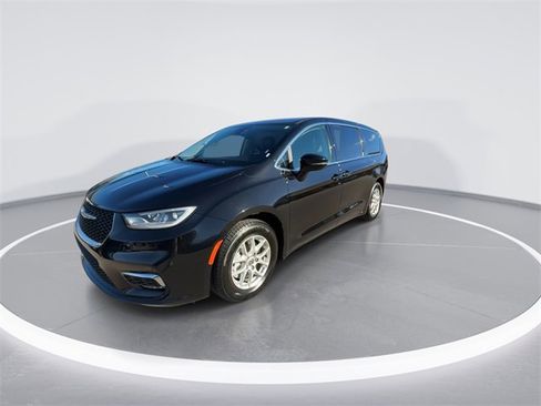 Used 2024 Chrysler Pacifica Touring-L image 4