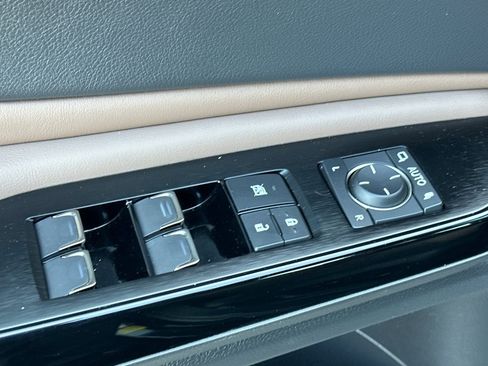 Used 2025 Lexus ES 300h w/ Premium Package FWD image 13