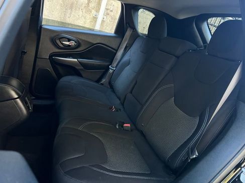 Used 2019 Jeep Cherokee Latitude w/ Cold Weather Group image 18