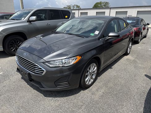 Used 2020 Ford Fusion SE FWD image 2
