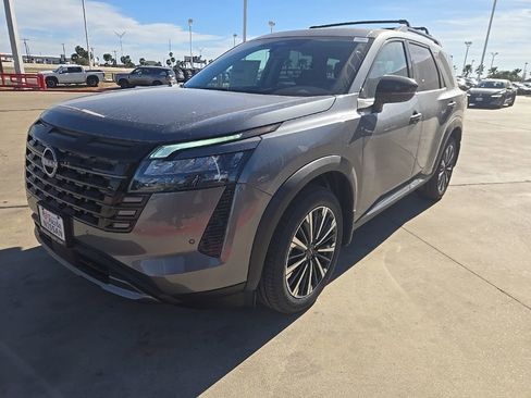 New 2026 Nissan Pathfinder Platinum image 3