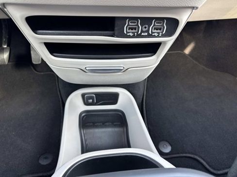 Used 2024 Chrysler Pacifica Touring-L image 26