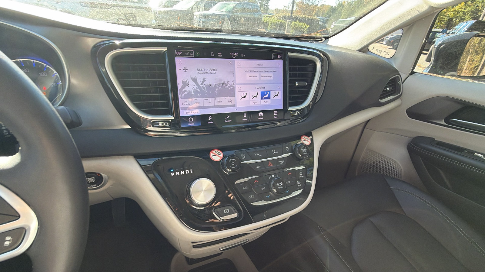 Used 2024 Chrysler Pacifica Touring-L FWD image 27
