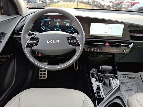 Certified 2025 Kia Niro EX Touring image 11