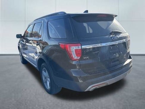 Used 2017 Ford Explorer XLT w/ XLT Technology Feature Bundle AWD/4WD image 2