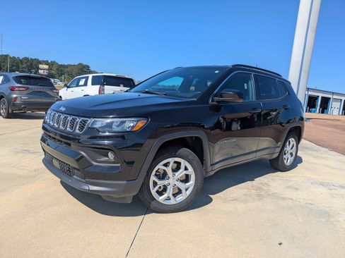 Used 2024 Jeep Compass Latitude image 4