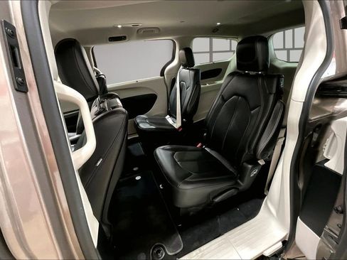 Used 2018 Chrysler Pacifica Touring-L Plus w/ Advanced Safetytec Group image 25