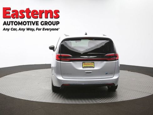 Used 2023 Chrysler Pacifica Touring-L FWD image 39