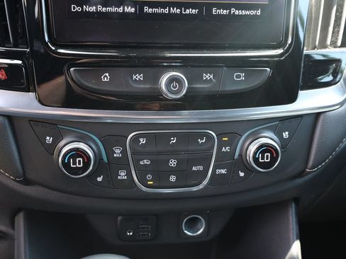 Used 2023 Chevrolet Traverse Premier FWD image 32