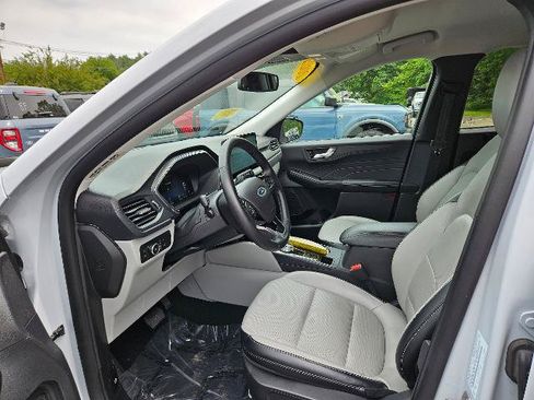 Certified 2025 Ford Escape Platinum w/ Class II Trailer Tow Package AWD/4WD image 16