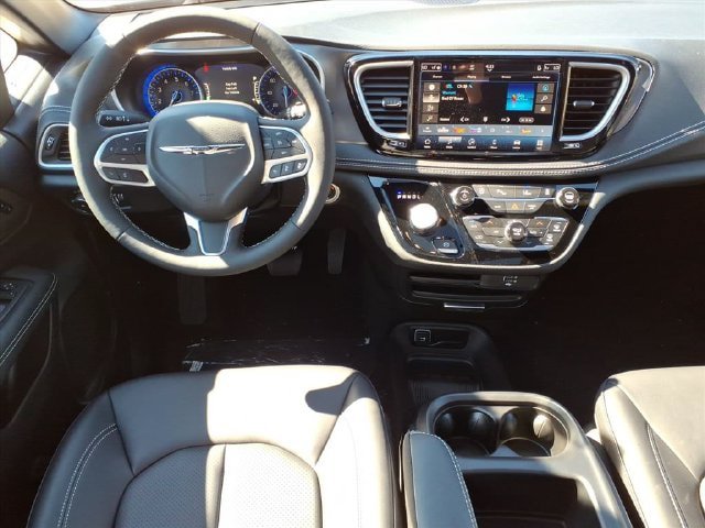 New 2026 Chrysler Pacifica Select AWD/4WD image 17