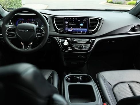 Used 2025 Chrysler Pacifica Select FWD image 25