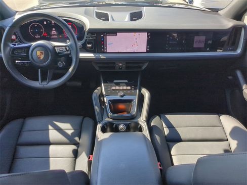 Used 2025 Porsche Cayenne image 20