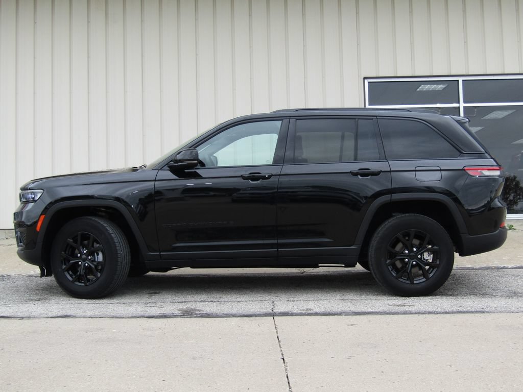 Used 2025 Jeep Grand Cherokee Altitude AWD/4WD image 11