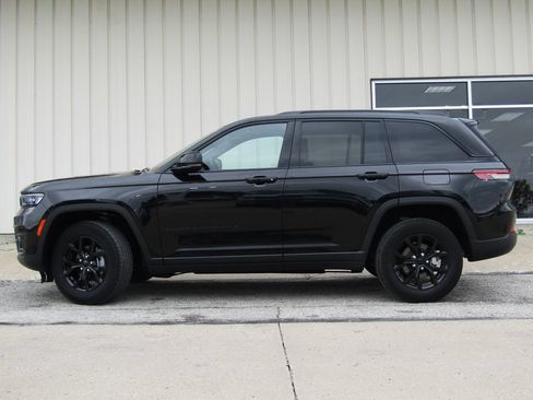 Used 2025 Jeep Grand Cherokee Altitude AWD/4WD image 11