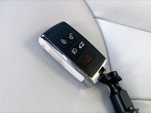 Used 2025 Land Rover Range Rover Sport image 13