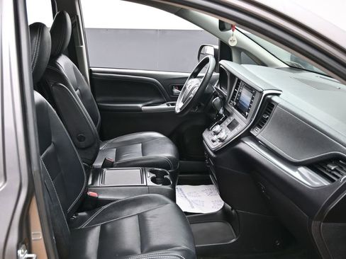 Used 2018 Toyota Sienna SE FWD image 35