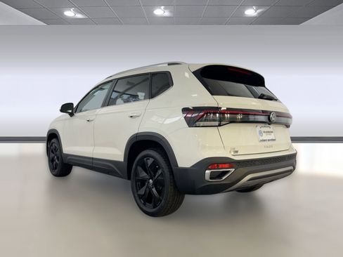 New 2026 Volkswagen Taos SE image 3