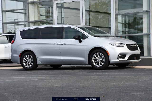 Used 2026 Chrysler Pacifica Limited FWD image 1