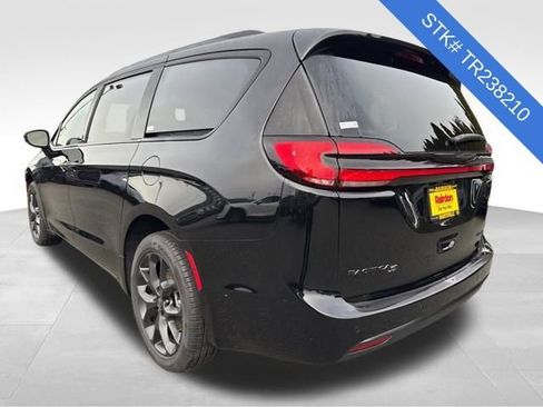 New 2026 Chrysler Pacifica Limited w/ S Appearance Package image 5