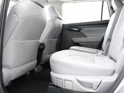 Used 2024 Toyota Highlander XLE image 30