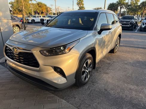 Used 2025 Toyota Highlander XLE image 4