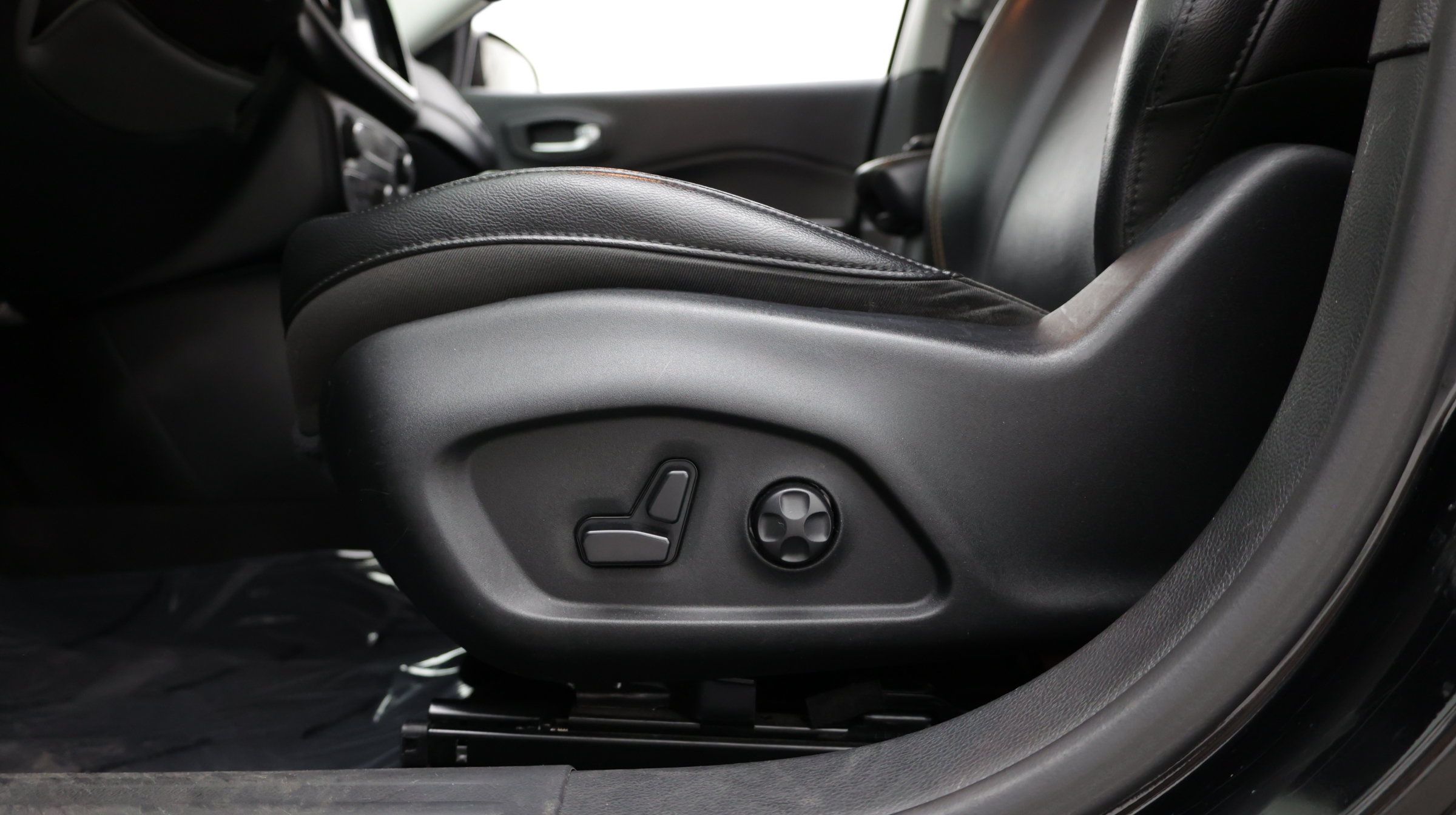 Used 2020 Jeep Compass Limited FWD image 16