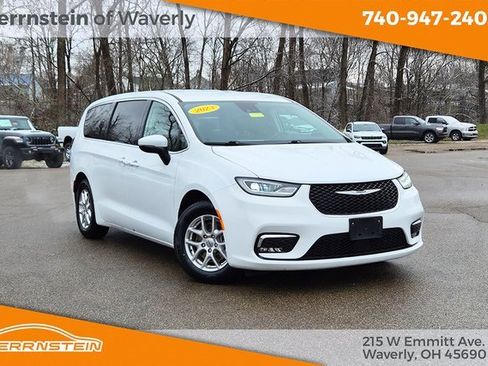 Used 2023 Chrysler Pacifica Touring-L image 1