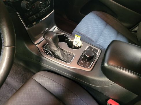 Used 2019 Jeep Grand Cherokee Laredo AWD/4WD image 26