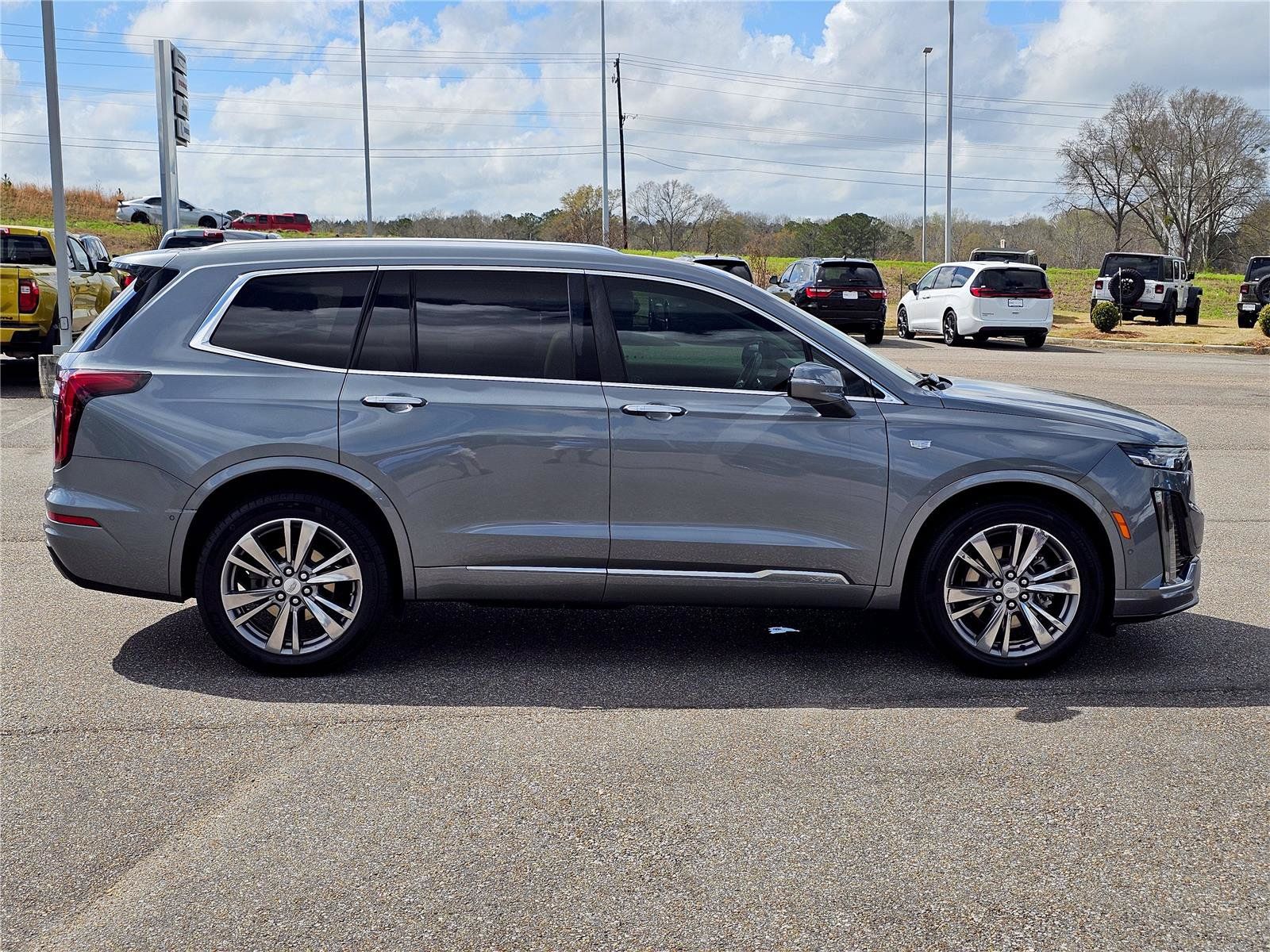Used 2022 Cadillac XT6 Premium Luxury w/ Technology Package FWD image 7