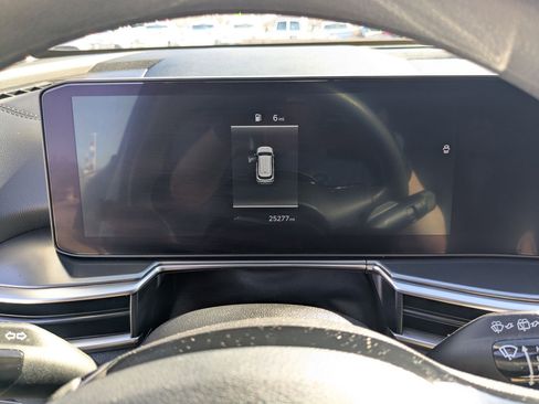 Certified 2025 Kia Sorento LX image 9