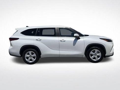 Used 2024 Toyota Highlander LE FWD image 6