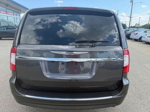 Used 2015 Chrysler Town & Country Touring FWD image 7