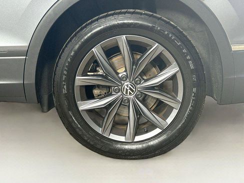 Certified 2022 Volkswagen Tiguan SE w/ Panoramic Sunroof Package AWD/4WD image 31