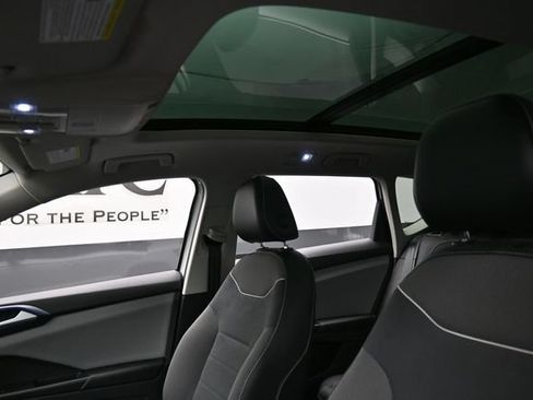 Used 2023 Volkswagen Taos SE w/ Panoramic Sunroof Package FWD image 18