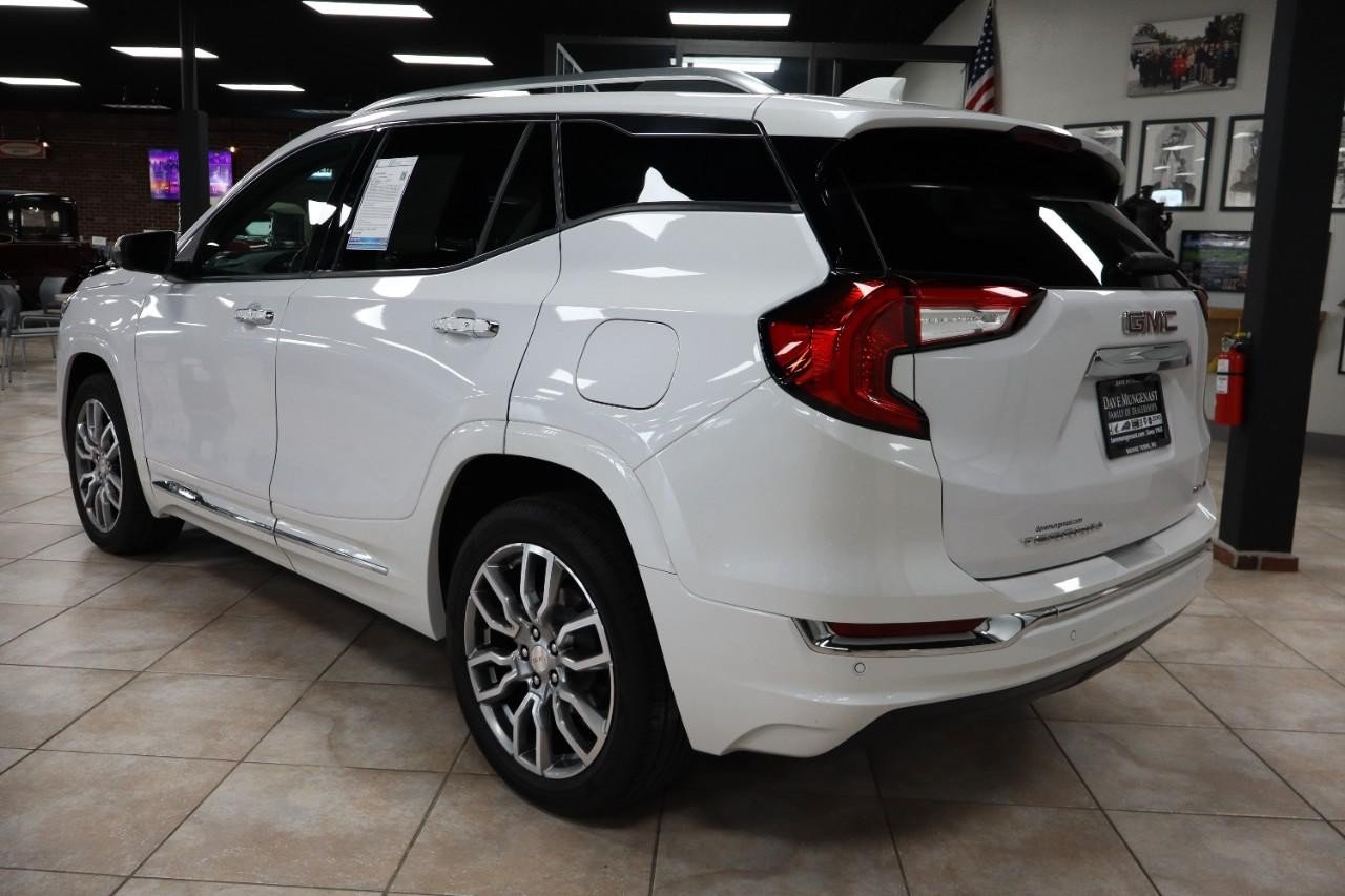 Used 2024 GMC Terrain Denali w/ Denali Premium Package AWD/4WD image 3