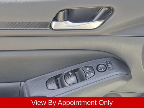 Used 2025 Nissan Altima 2.5 SV FWD image 10