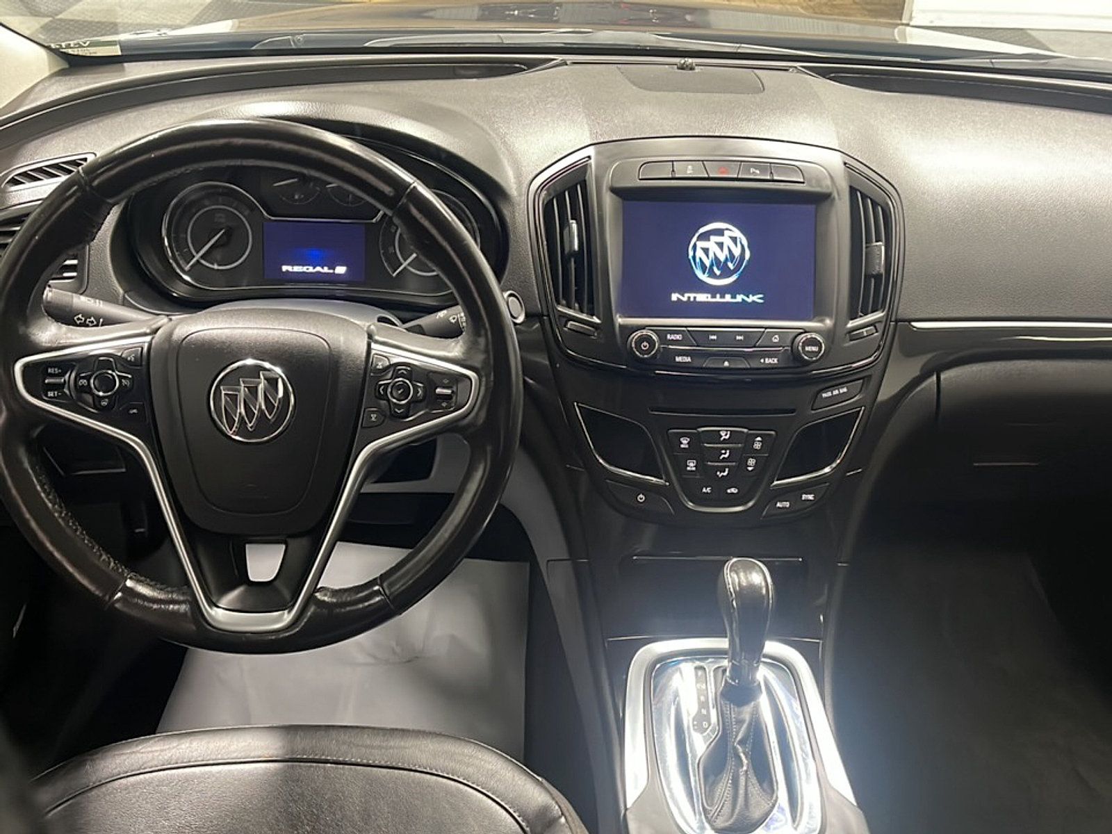 Used 2017 Buick Regal Premium FWD image 3