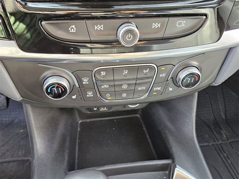 Used 2021 Chevrolet Traverse LT w/ LT Premium Package image 20