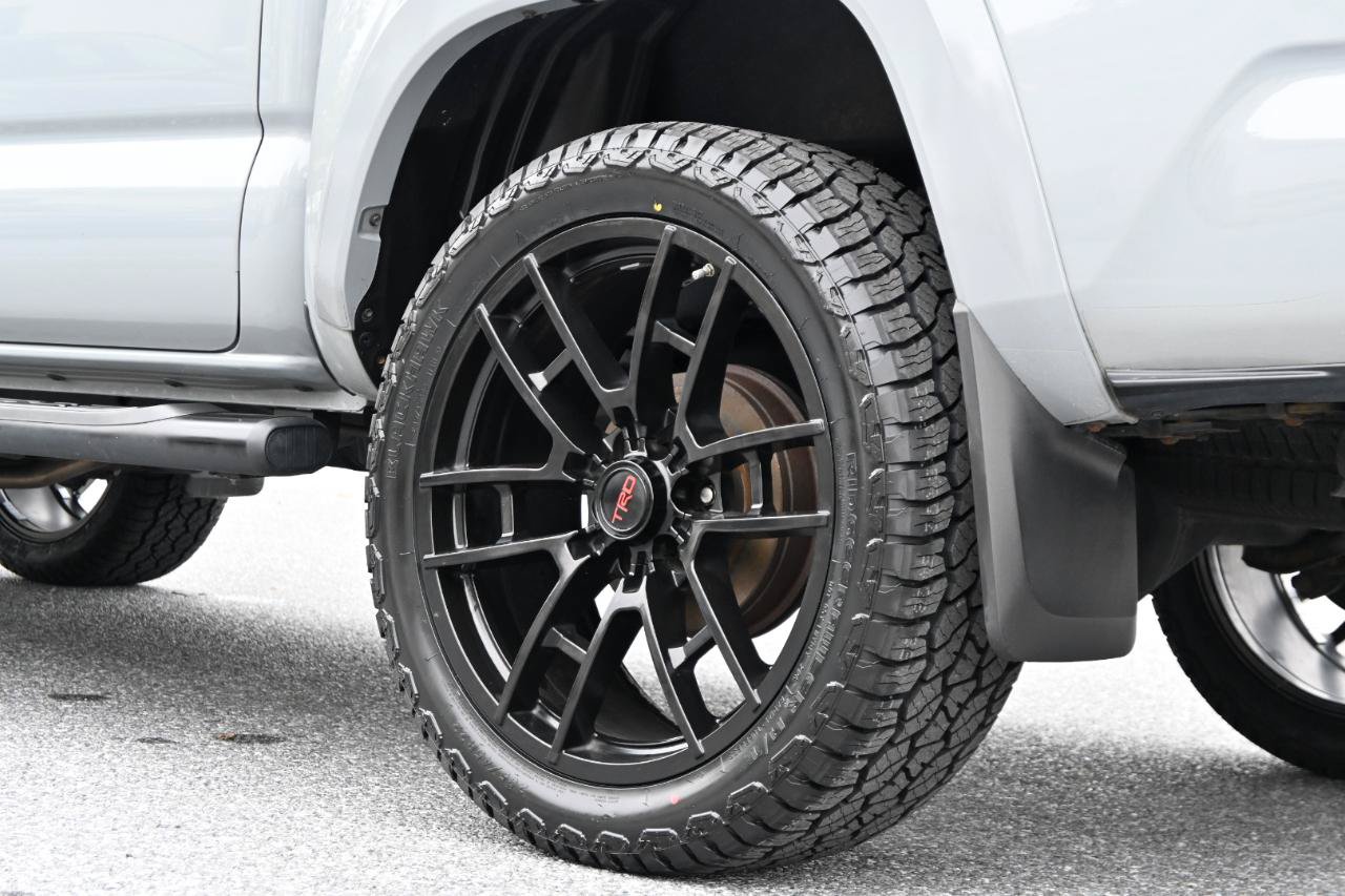 Used 2018 Toyota Tacoma TRD Sport w/ Technology Package AWD/4WD image 18