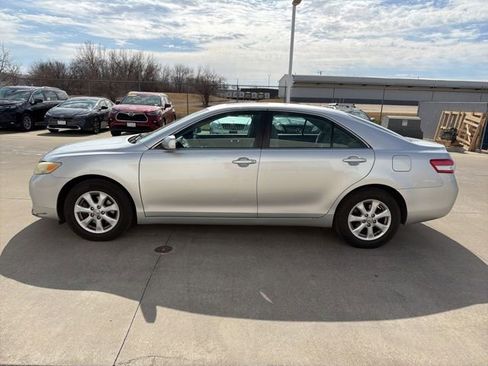 Used 2011 Toyota Camry LE image 4