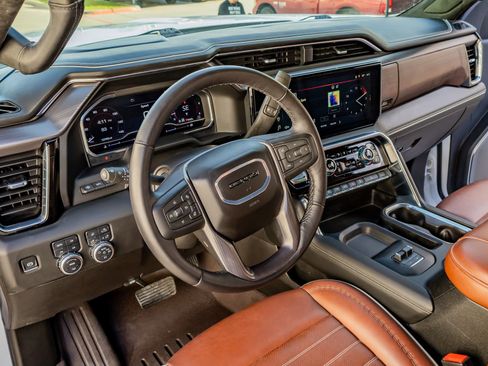 Used 2025 GMC Sierra 2500 Denali Ultimate image 17
